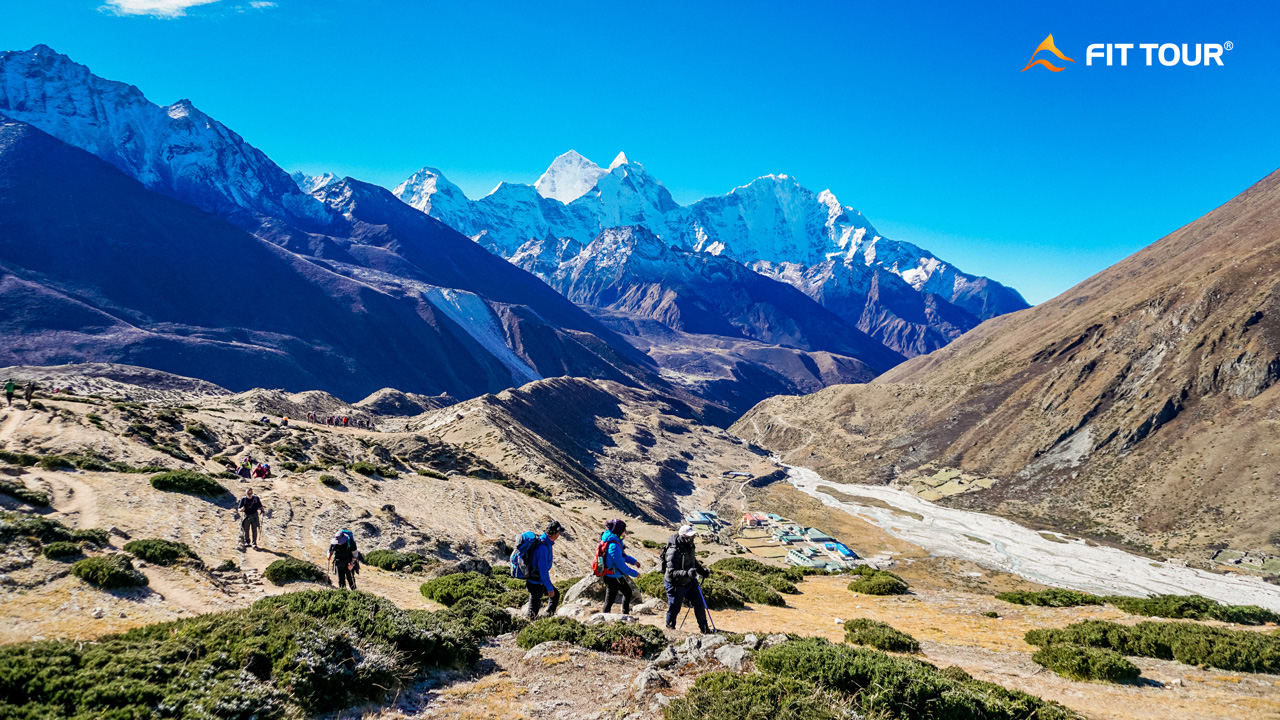 Khung cảnh Trekking trên dãy Himalayas đầy thú vị