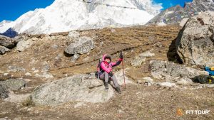 Khách trek nghỉ ngơi dọc đường lên Trại căn cứ Everest Base Camp