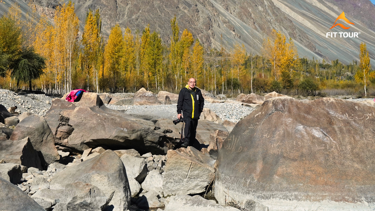 Du khách chụp ảnh ven cong sông Gilgit Pakistan