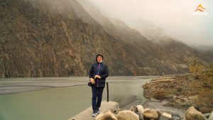 Du khách Việt chụp ảnh bên con sông Ấn chảy qua Pakistan