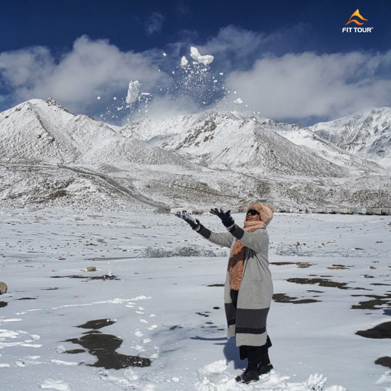 Du khách vui chơi cùng tuyết ở Pakistan