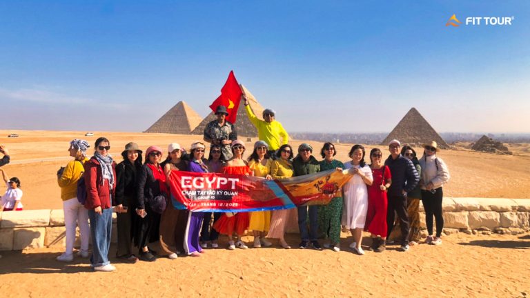 Đoàn khách du lịch Ai Cập check in kim tự tháp Giza