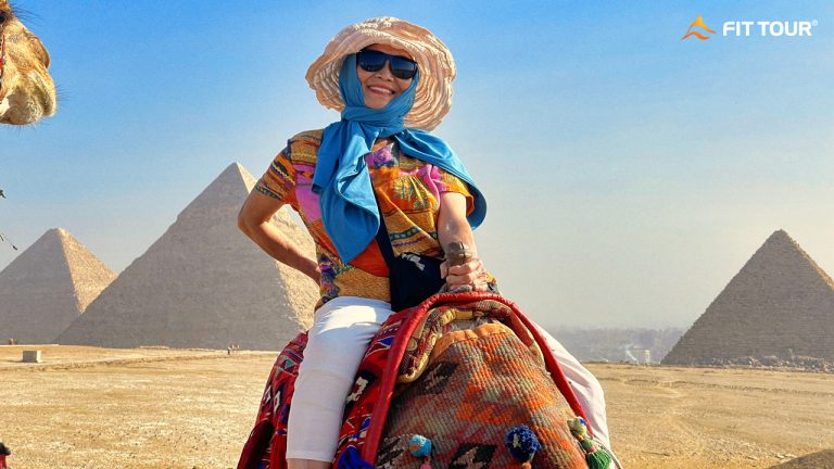 Du khách cưỡi lạc đà ngắm Kim Tự Tháp Ai Cập