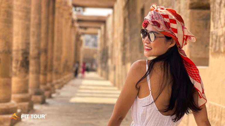 Du khách Fit Tour chụp ảnh ở đền Karnak tại Luxor Ai Cập