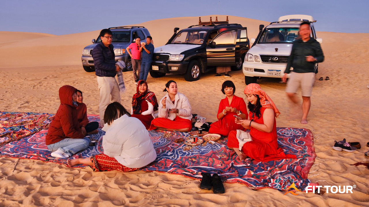 Du khách Fit Tour tạm dừng ăn uống ở Sa mạc Sahara