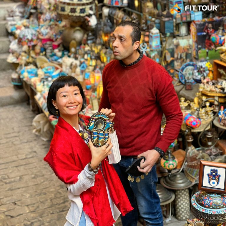 Du khách khám phá khu chợ cổ Khal El Khalili Bazzar