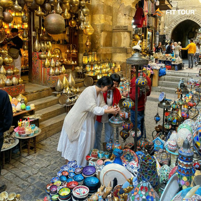 Du khách xem hàng hoá ở khu chợ cổ Ai Cập
