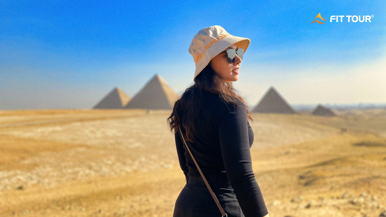 Nữ du khách ở Kim Tự Tháp Ai Cập