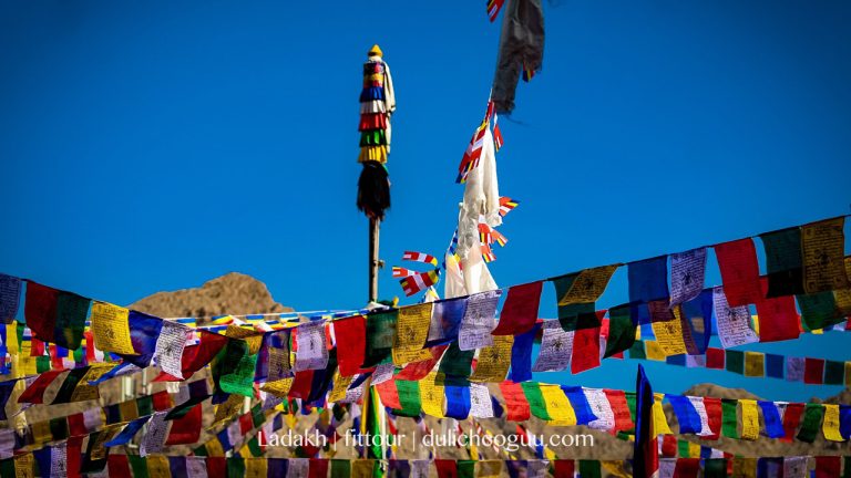 Những lá cờ cầu nguyện được treo trong lễ hội Losar ở Ladakh