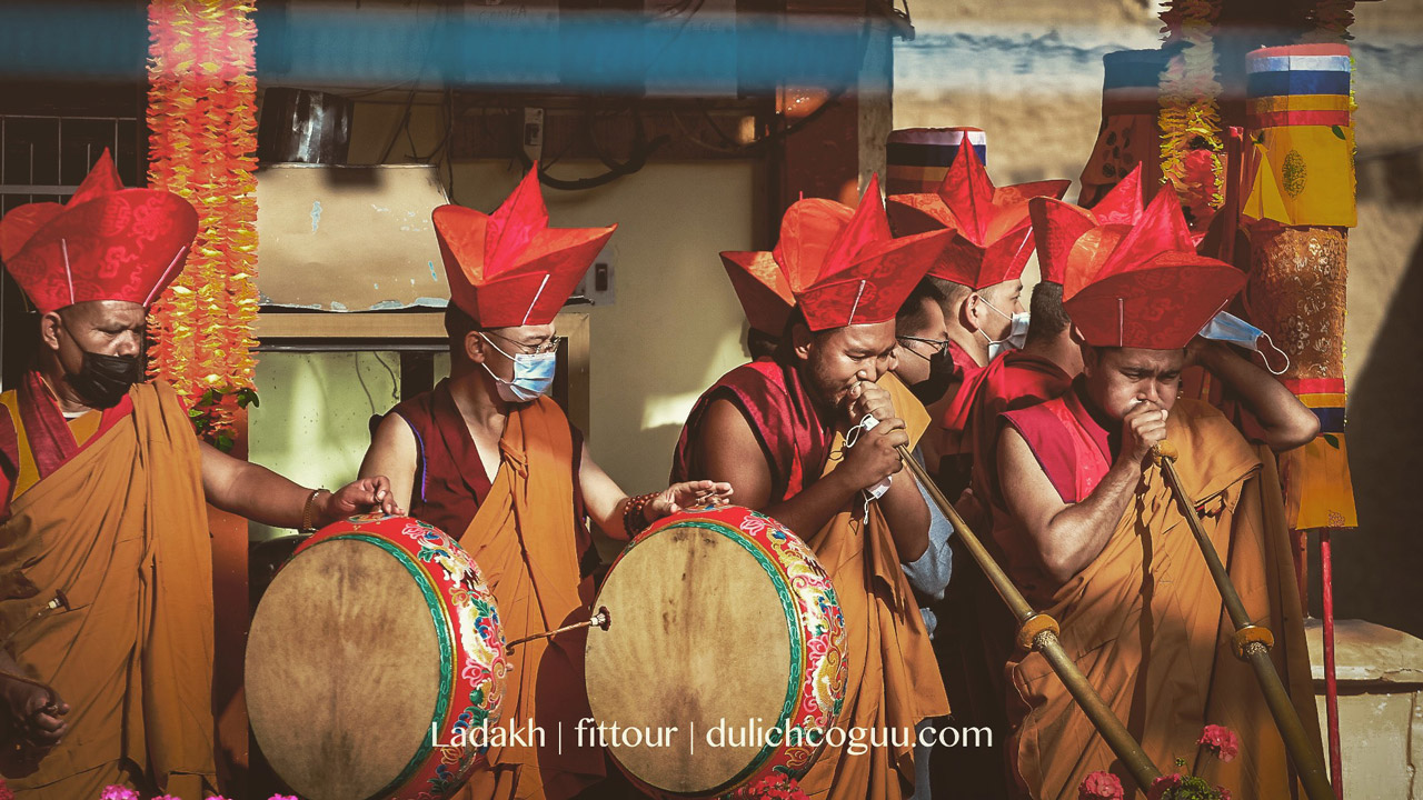 Những vị sư thổi những nhạc cụ chào mừng đức Đạt Lai Lạt Ma dịp Tết Losar