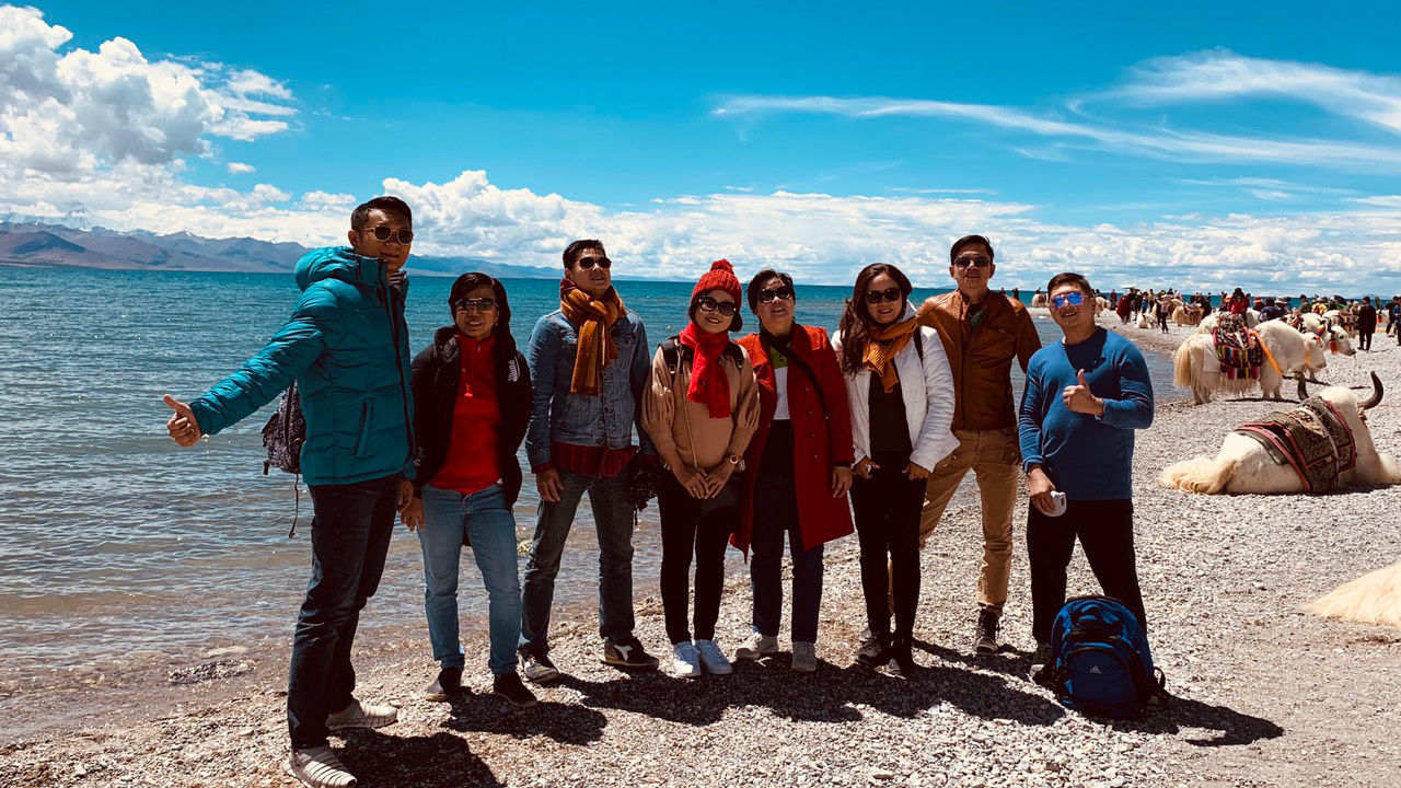Đoàn khách tham quan thánh hồ Namtso ở Tây Tạng