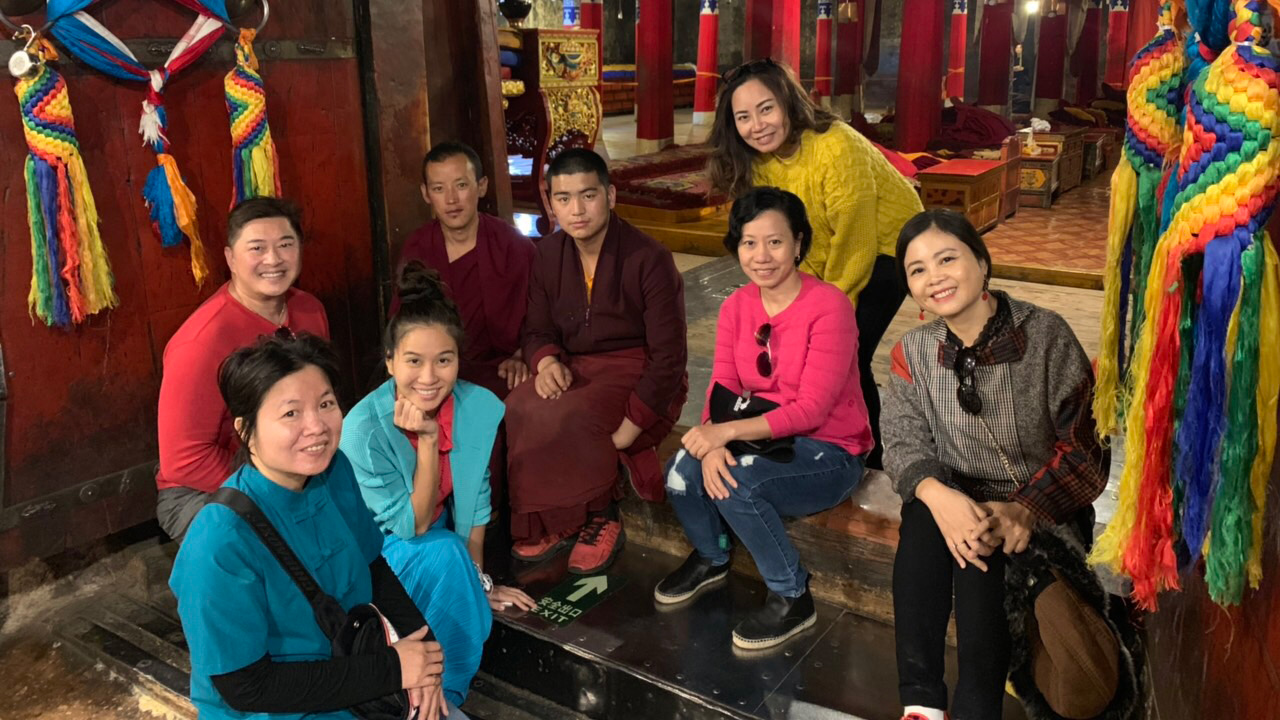 Du khách khám phá bên trong tu viện ở Tây Tạng