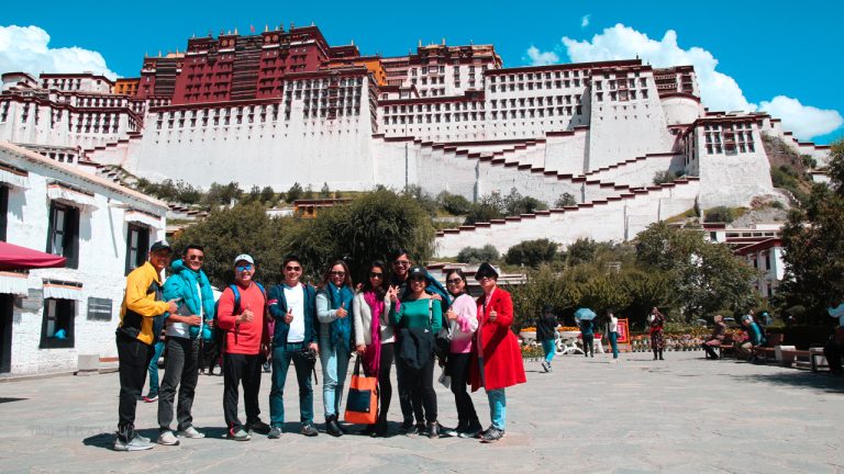 Khách du lịch Fit Tour tham quan cung điện Potala Tây Tạng