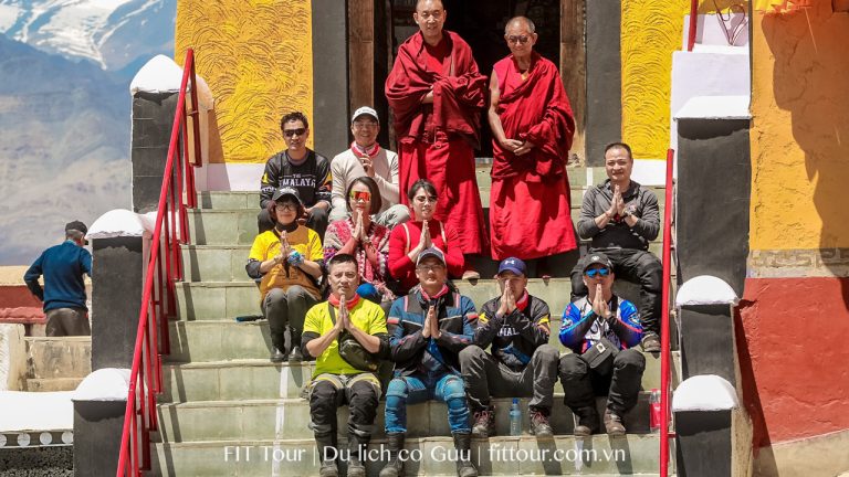 Đoàn du khách dừng chân ở tu viện Ladakh