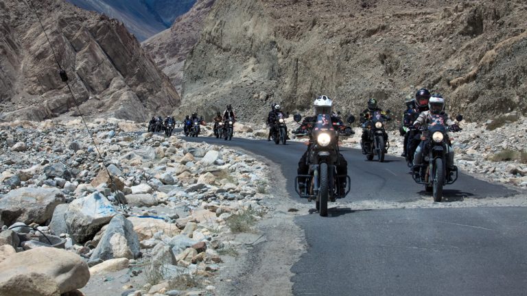 Đoàn khách bike trip Fit Tour ở Ladakh