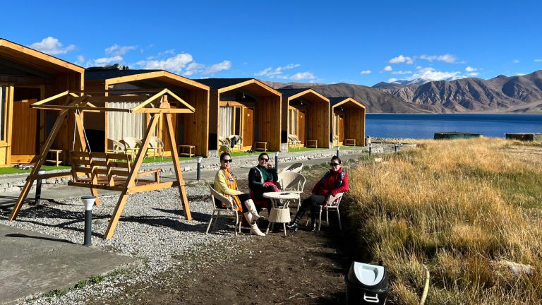 Đoàn khách cắm trại ven hồ ở Ladakh