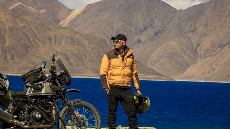 Du khách dừng chân ở thánh hồ tại Ladakh trong chuyến Bike Trip