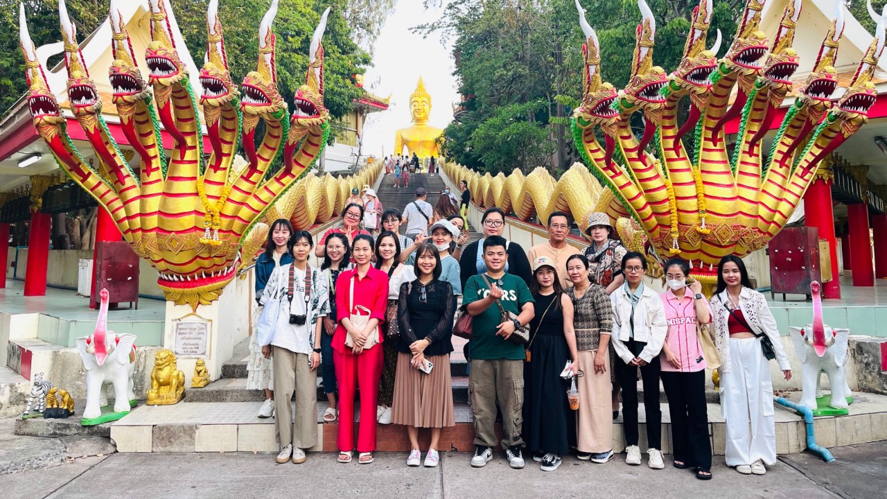Đoàn khách chụp ảnh ở Chùa Lớn Thái Lan