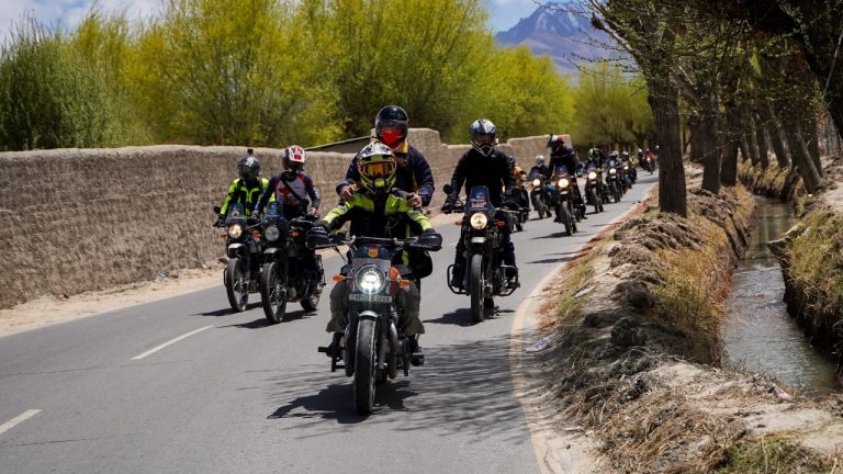 Đoàn khách Fit Tour chạy qua đoạn đường Ladakh