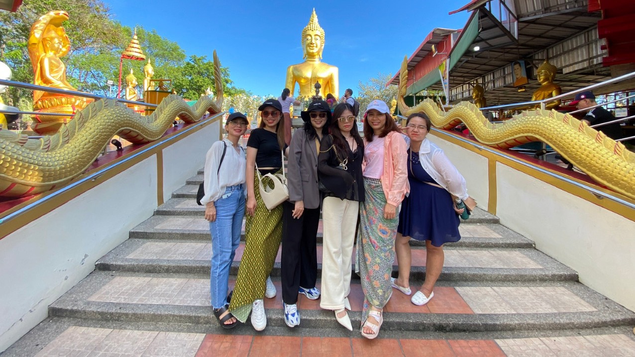 Du khách chụp ảnh ở chùa Phật Lớn Pattaya