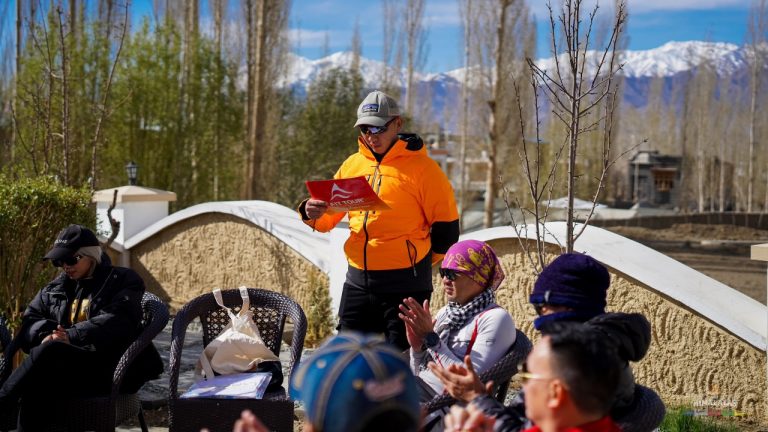 Trưởng đoàn hướng dẫn các quy tắc Motor Trip ở Ladakh