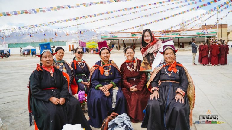 Đặng Thùy Dương và những người dân ở lễ hội Purnina Phật Đản ở Ladakh