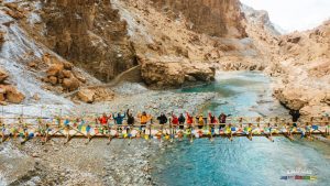 Cây cầu gỗ bắt ngang sông Ladakh