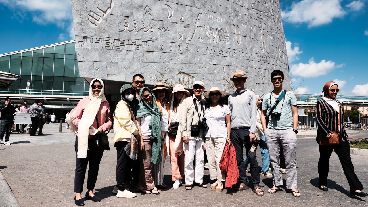 Đoàn khách chụp ảnh trước thư viện Alexandria Ai Cập cùng Fit Tour