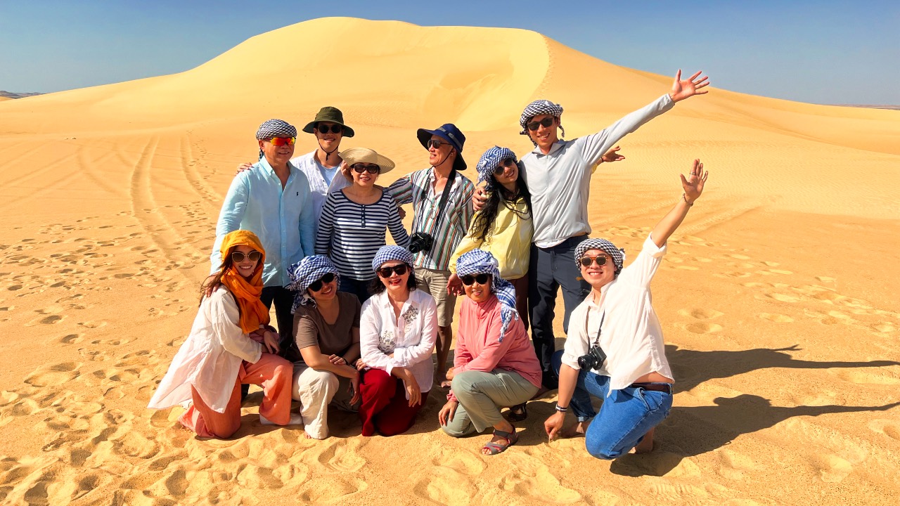 Đoàn khách chụp ảnh ở sa mạc Sahara Ai Cập