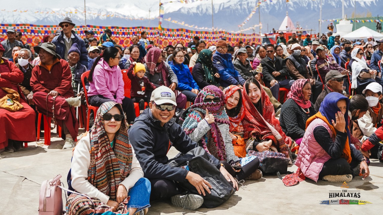 Đoàn khách Fit Tour tham dự lễ hội Purnina Phật Đản ở Ladakh