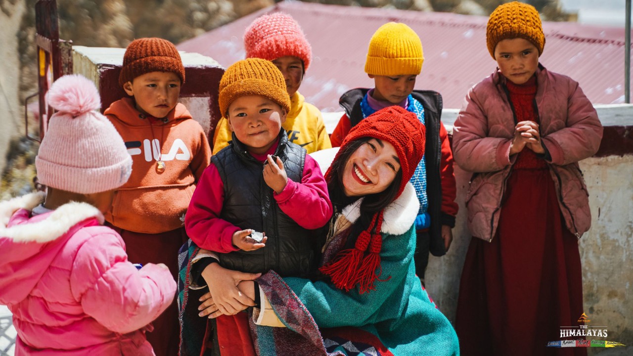Du khách vui vẻ bên các em nhỏ ở một tu viện tại Zanskar