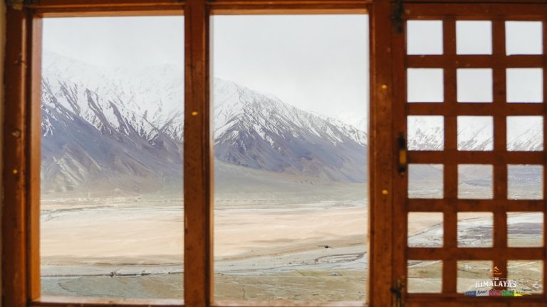 Từ cửa sổ nhìn ra khung cảnh tuyệt đẹp Zanskar