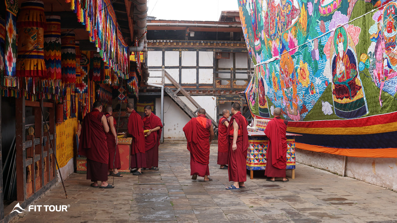 Các vị sư Bhutan chuẩn bị lễ Puja