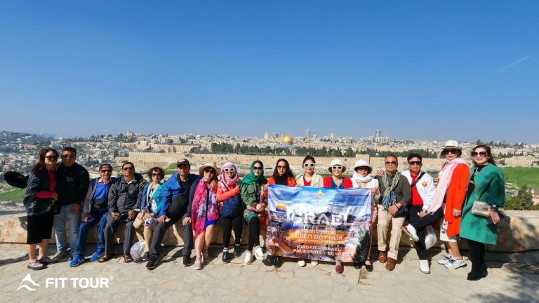 Đoàn khách chụp lưu niệm ở Jerusalem