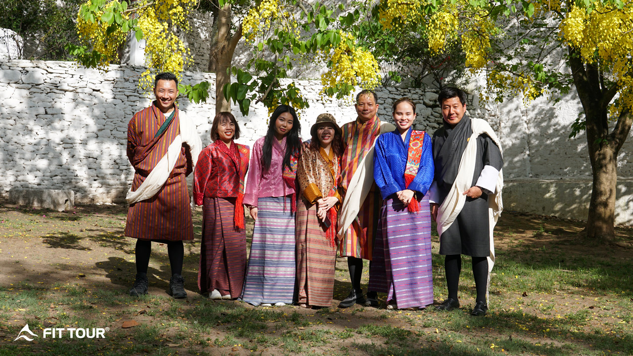 Đoàn khách Fit Tour chụp hình trong khuôn viên Tu viện Punakha Dzong Bhutan