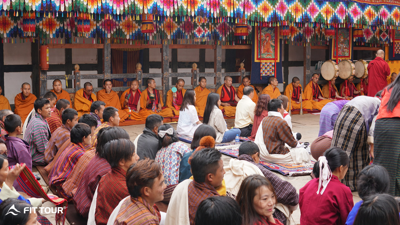 Đoàn khách Fit Tour tham dự lễ Puja