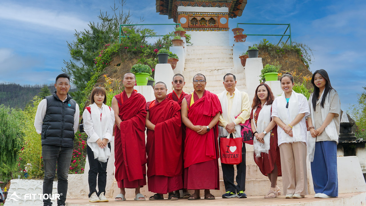 Đoàn khách Fit Tour và các vị sư Bhutan