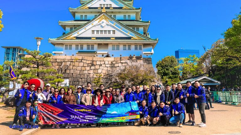 Đoàn khách Good Year tham quan đền Osaka