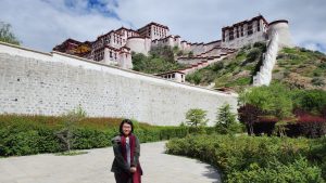 Du khách chụp ảnh ở cung điện Lhasa