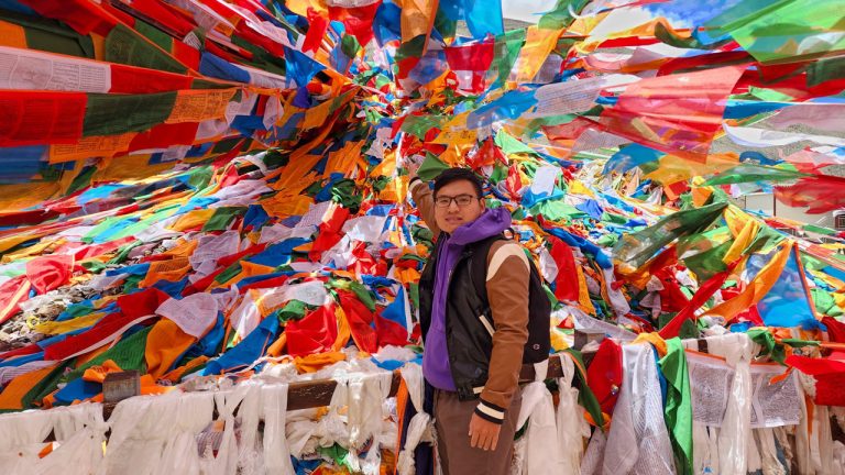 Du khách chụp ảnh cùng các lá cờ Lung Ta ở Tây Tạng