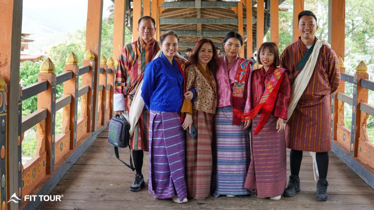 Du khách Fit Tour chụp hình trên cây cầu gỗ ở tu viện Bhutan