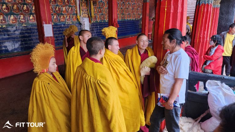 Trò chuyện cùng các vị sư ở Shigatse