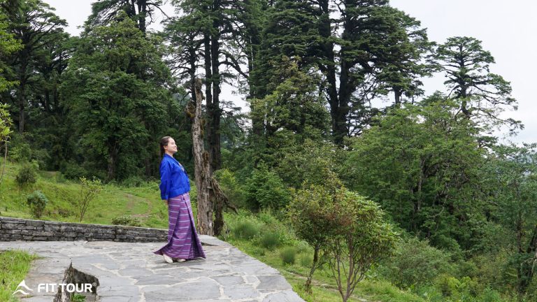 Khách tham quan tận hưởng không khí ở đèo Dochula Bhutan