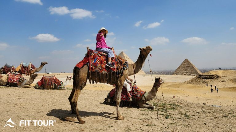 Du khách trải nghiệm cưỡi lạc đà ở Ai Cập