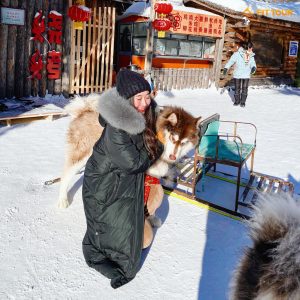 Du khách Fit Tour vui đùa cùng chú chó kéo xe