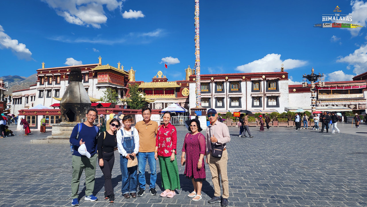 Đoàn khách Tây Tạng tháng 9 năm 2023 tham quan chủa Đại Chiêu Tây Tạng