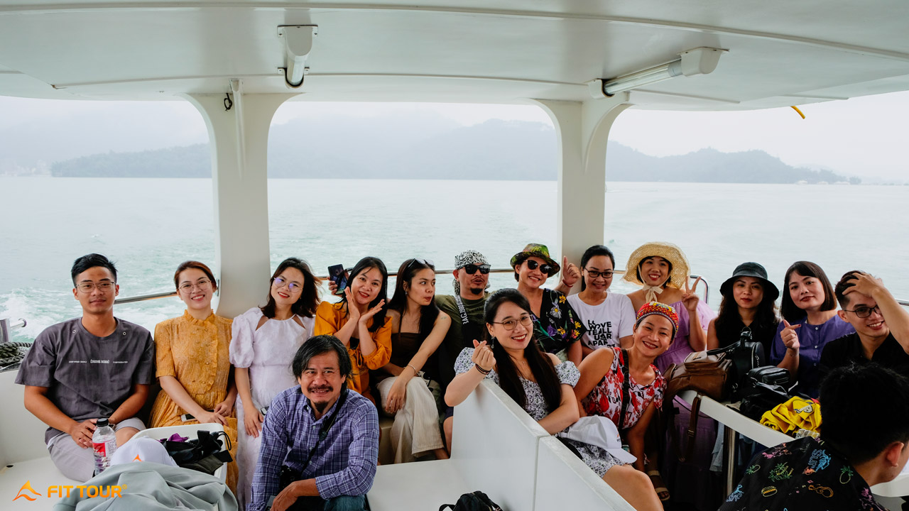 Đoàn khách Việt Can đi du thuyền khám phá Nhật Nguyệt Đàm