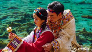Hỗ xanh thẫm tạo nên phông nền chụp ảnh tuyệt vời ở Cửu Trại Câu
