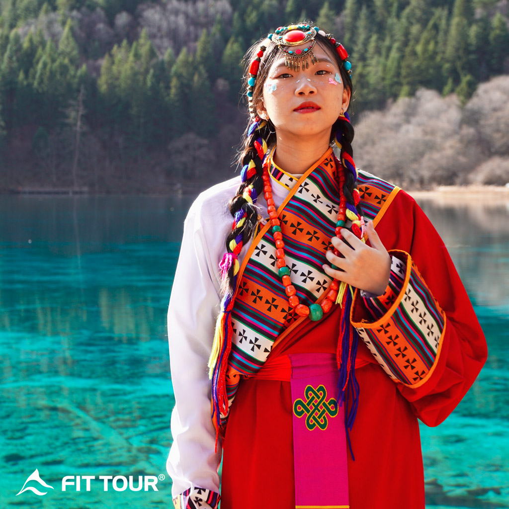 Mặc trang phục truyền thống người Tạng chụp ảnh tại Cửu Trại Câu