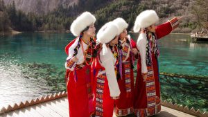 Nữ nhân viên Fit Tour check in Cửu Trại Câu với trang phục truyền thống